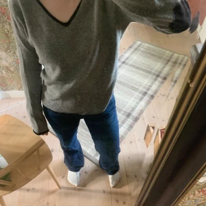 Snygg grå tröja st M - Fin grå tröja med armbågslappar utan defekter, storlek M 70% fårull 20% angora  10% nylon  Kan skickas eller hämtas i Umeå🔆