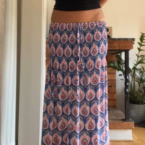 Långkjol - Fin mönstrad långkjol💓strechigt material så skulle säga att den passar XXS/S längd: 85cm