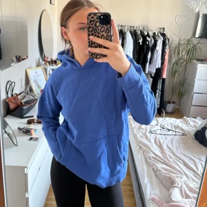 Hoddie från Pretty Little Thing 💙 - Jätte fin hoddie från Pretty Little Thing med tryck där bak. 🩵🩵