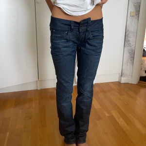 Låga gstar jeans  - Säljer de här lågmidjade gstar jeansen i väldigt god skick. De är raka, midjemåttet över midjan är 38, från grenen 20 och Innerbensmått 82