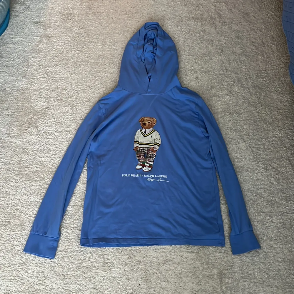 En jätte fin blå Ralph Lauren  tjock tröja. Passar bra till sommarn,våren och hösten kan funka till vintern också. Använd typ 10 gånger. . Hoodies.