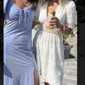 Studentklänning - Jättefin klänning som passar till både student och konfirmation. Använd en gång och säljer då den inte behövs längre.