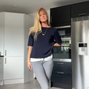 Dö snygg mörkblå tröja - Såå snygg mörkblå tröja perfekt till hösten💗 