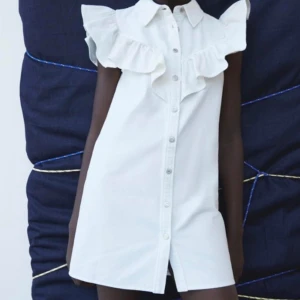 Vit jeansklänning - Säljer denna populära jeansklänningeb från zara då den tyvärr inte kommer till användning💗klänningen är i super fint skick. Skriv för egna bilder. 