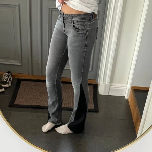 Lågmidjade bootcut jeans - Grå lågmidjade jeans från S.Oliver som jag har sytt till bootcut. Står storlek W38 L32 men skulle säga  S/M. Tvärs över midjan är det 40 cm + stretch och innerbenslängden är 78 cm. Liten defekt på ena benet (missfärgning längst ner, syns på sista).