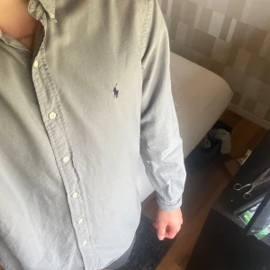 Grå skjorta från Ralph Lauren - en Ralph Lauren skjorta i storlek M i jätte bra skick   priset kan diskuteras 
