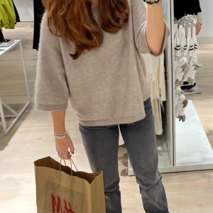 &Other stories tröja! - Säljer denna otroligt fina stickade t shirt! Den är från other stories och i en beige färg❤️