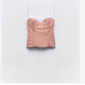 Rutig topp - ZARA - Säljer denna superfina rutiga topp ifrån Zara som är slutsåld!  Det är stretchigt material och passar därför fler storlekar