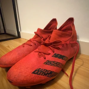 Adidas fotbollsskor - Tja, säljer mina gamla fotbollsskor. Fint skick men dom är bara lite smutsiga, storlek 38