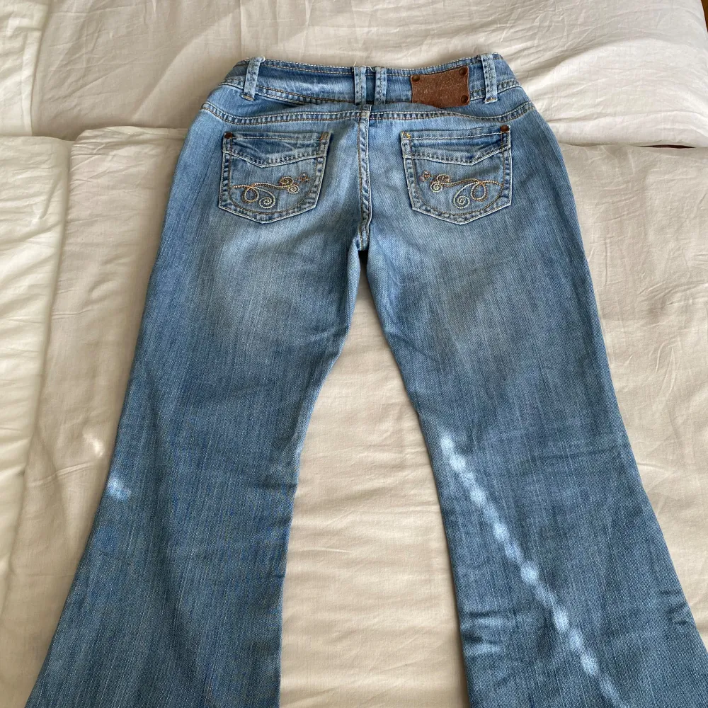 Lågmidjade Bootcut Jeans, storlek (XS-S). Sista bilden visar små fläckar som knappt syns! Midja runt om:76cm, Innerben: 70cm Längden: 93cm. Skriv via dm vid funderingar🫶Använd gärna köp nu!. Farkut & Housut.