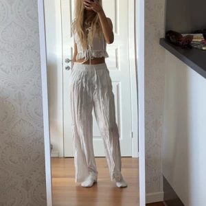 Linnebyxor  - Linnebyxor från ginatricot, storlek 32 men passar mig som vanligtvis har S i byxor. Ett litet håll längst ner på innersidan av byxbenet (se bild 2) men det är inräknat i priset☺️