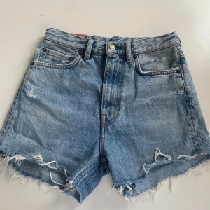 Säljer dessa mid waist jeans shorts från acne💗 - Jeans shorts från acne i bra skick, använt 2 gånger. Dem är i storlek S/M och är midwaist 🩷