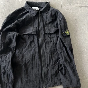 Stone island overshirt - En efterfrågad overshirt som är svår att få tag på nu för tiden. Overshirten är i 7/10 cond. Skriv vid intresse 💬 