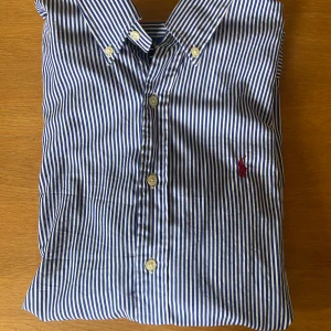 Ralph Lauren skjorta - Väldigt bra skicka, använt enstaka gånger pga växte ur direkt. 