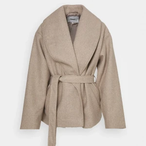 Only kappa  - Intressekoll på min kappa! Använd förra hösten, bra skick inga defekter.  Kappan är lnopprig men går o fixa vid bra pris!  Storlek Xs passar oxå s skulle jag säga. Nypris ca 600/700kr  (Inte min bild på sista)