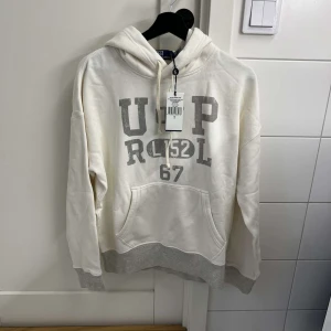Ralph lauren hoodie  - Tjena säljer nu denna feta Ralph lauren Hoodien. Den är helt ny med prislappen på. Hoodien är i storlek S. Hör av er angående frågor eller vid funderingar. Priset kan diskuteras 🤩
