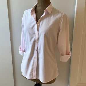 Ljusrosa oxfordskjorta från Stenströms - Säljer en jättefin ljusrosa långärmad oxfordskjorta från Stenströms. Den är i storlek 38 med en klassisk krage. Kragståndet och manchetternas insida är rosa/vit randiga. 100% bomull och skön att bära. Perfekt både på jobbet och privat! 💖