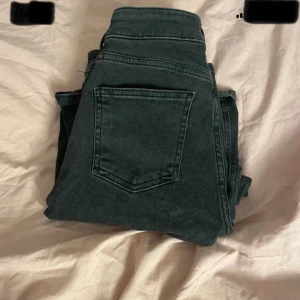 Svarta jeans från 157 - Säljer ett par svarta jeans från 157 i storlek Xs. De är i bra skick och har en klassisk femficksdesign med knappar och dragkedja. Perfekta för vardagsbruk och kan matchas med nästan vad som helst. Passformen är normal och materialet är bekvämt och slitstarkt.