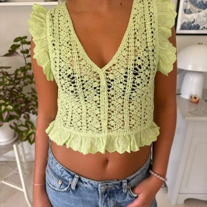 Grön virkad topp med volang  - En grön virkad topp med volangkant. I nyskick från zara 