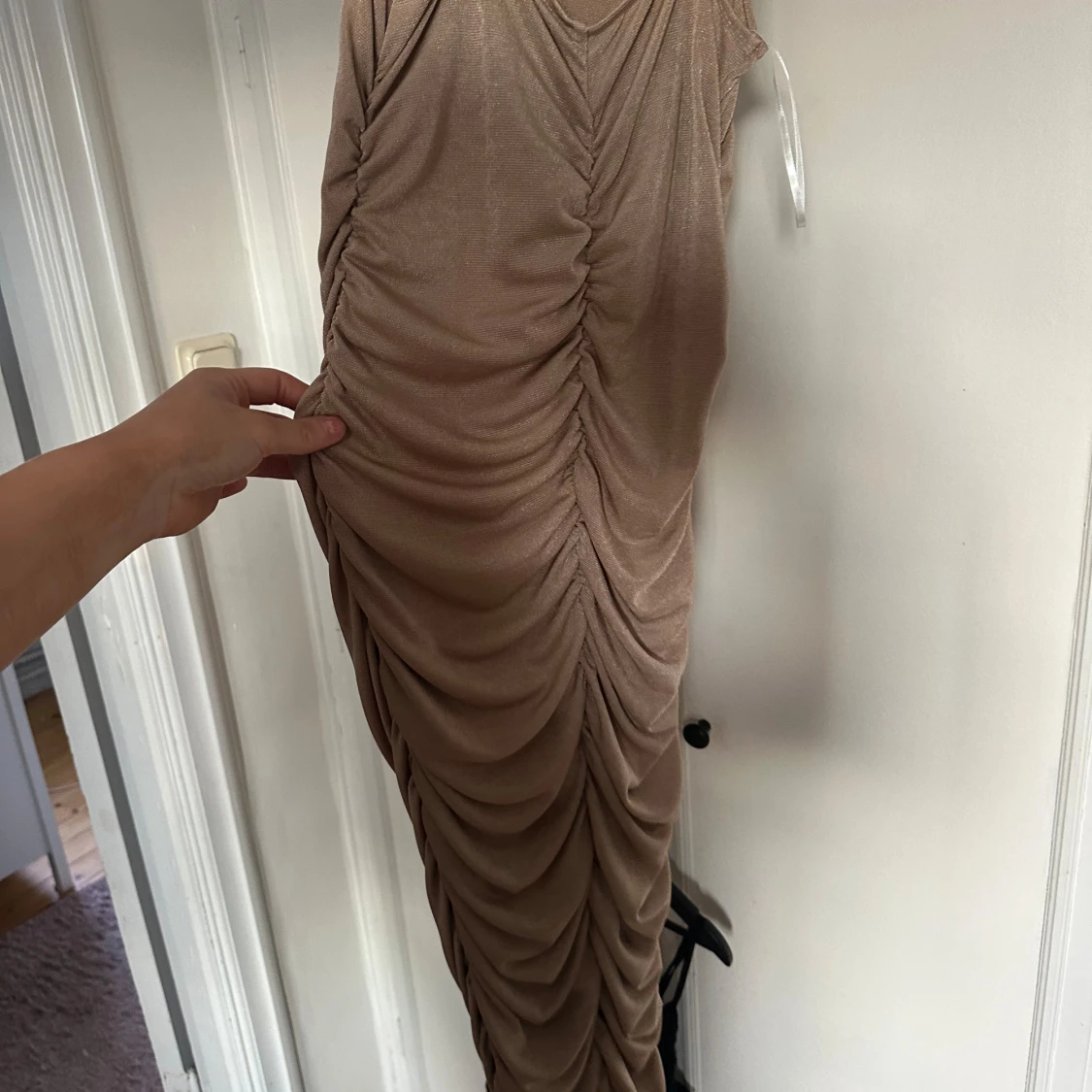 Glittrig beige klänning  - 90