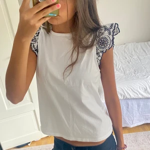 Blus mango - Jätte fin blus från mango i storlek m. Skulle dock säga att den passar både s och xs utan att den blir för stor!💕 Säljder då den inte kommer till användning och nästan ör oanvänd🙌🏻