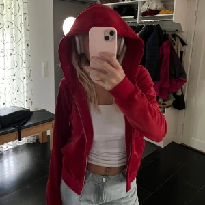 Juicy Couture hoodie - Säljer min helt oanvända röda ziphoodie från Juicy Couture. Storlek S. Hör av dig för fler bilder!❤️‍🔥 (pris kan diskuteras)