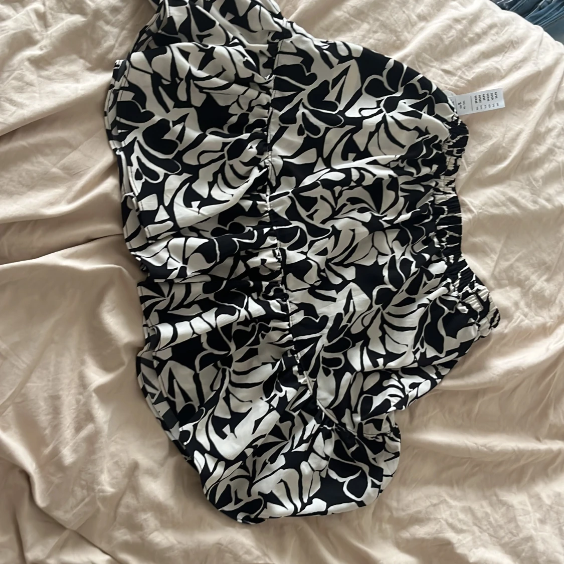 Svartvit blommig kjol - 90