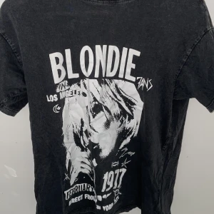 Blondie T-shirt! - En mörkgrå T-shirt med vitt tryck från blondie!  Nypris: runt 250kr 