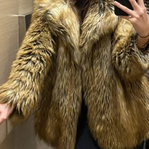 Filippa K pälskappa  - Säljer denna fuskpälsjacka från Filippa K då jag insett att den ser alldeles för stor ut på mig😅. Är 160cm och den är xs men väldigt overzised. Pris går att diskuteras❤️