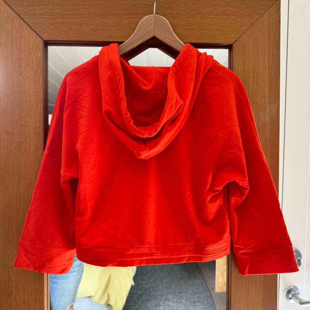 Orange/röd trekvartsärmad zip-hoodie. Den är endast testad och aldrig använd🥰. Tröjor & Koftor.