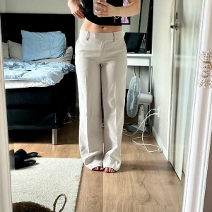 Kostymbyxor  - Lågmidjade kostymbyxor med lappen kvar. Säljer för de är för långa på mig 