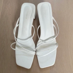 Vita klackar - Säljer nu mina vita klackar då de inte kommer till användning, små i storleken och passar dig som vanligtvis har 39/40