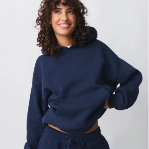 Hoodie - Blå hoodie från Gina Tricot💙Har aldrig använt den eftersom den är lite för stor för mig, skriv för fler bilder!