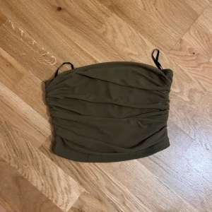 Toppar - Shein toppar, har använts 2-3 gånger om en det. Dem är i bra skick och det är sån ”Bra Shein material” på dem.
