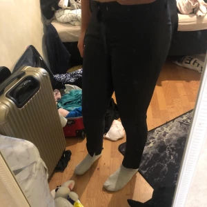 Kostymbyxor svarta lågmidjade - Små på mig Skriv för frågor och fler bilder  Bra skick 