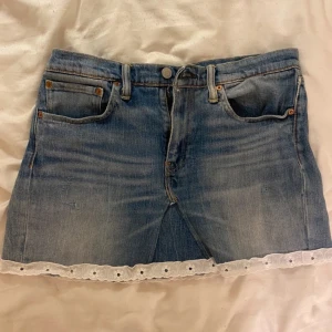 Jeanskjol - Superfin kjol från Levis med ditsydda detaljer som jag köpt på Vinted, men som  tyvärr inte passade mig. Storlek M men med band i midjan som gör att man kan reglera storleken. Bara att skriva för prisförslag eller frågor❣️