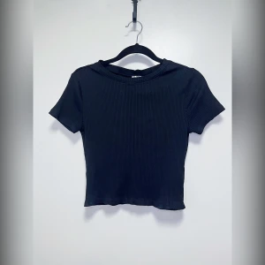 Croptop H&M Divided - Snygg svart crop top från Divided Knappt använd Strl S Fint skick