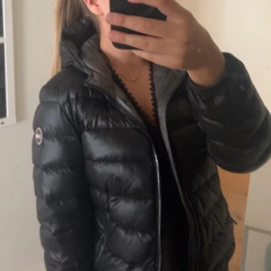 Colmar jacka  - Säljer min fina Colmar jacka då jag vill köpa en ny till hösten/vintern. Inga skavanker alls. Köpte denna förra året ny för ca 5000 och jag säljer för 3000. Storleken passar mig bra som vanligtvis bär S!💞 kontakta mig för mer bilder💘 tryck ej köp nu!