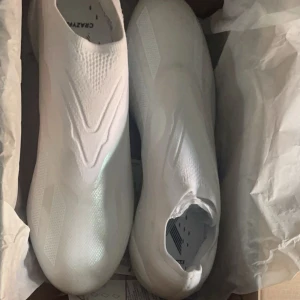 Addidas X crazyfast.1 Laceless FG - Säljer då de inte passa mina fötter Skulle annars säga att det är sköna snygga skor Nypris 3000kr  Oanvända bara testat