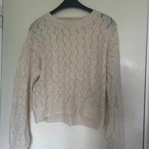 Stickad tröja - Vit/ beige stickad från Veromoda i storlek xs, nypris 230 kr.