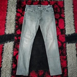 Gråa jeans  - Gråa slim/Glenn  jeans från Jack & Jones. Helt oanvända. Köpta för 900 kr. Nypris 900 kr.  