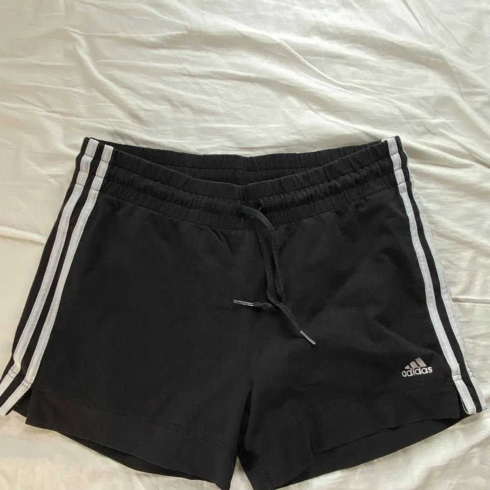 Säljer mina adidas shorts då de är för stora för mig, bra skick.. Shorts.