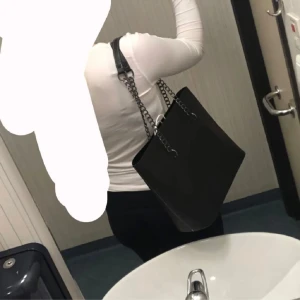 Väska - En skit snygg väska som får plats med ganska mkt! Vet ej vart den är ifrån❤️