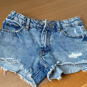 Blåa jeans-shorts  - Mått-146, skicket är vädligt bra inga skandaler alls  och ser super bra ut! 