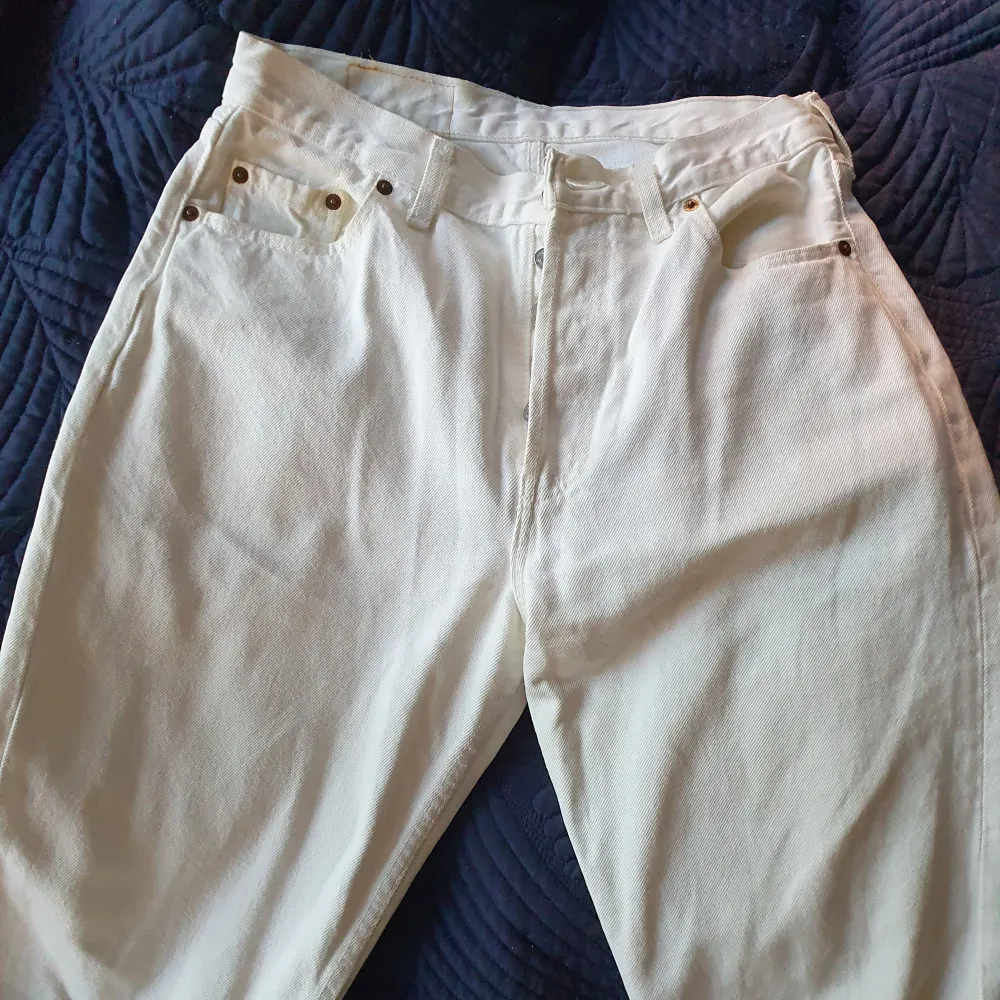 Vita levis 501i fint skick. Det enda är lappen som är trasig och lite missfärgning på fickan.  W31 L30. Jeans & Byxor.