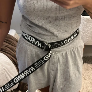 Tre bälten med olika motiv - Tre bälten med olika motiv, ett svart, ett vitt och ett svart med rosor