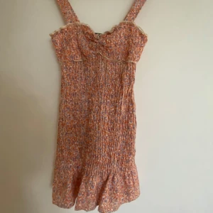 Sommarklänning Zara - Söt sommarklänning från Zara. Aldrig använd, lappen kvar. Storlek xs. Nypris 359
