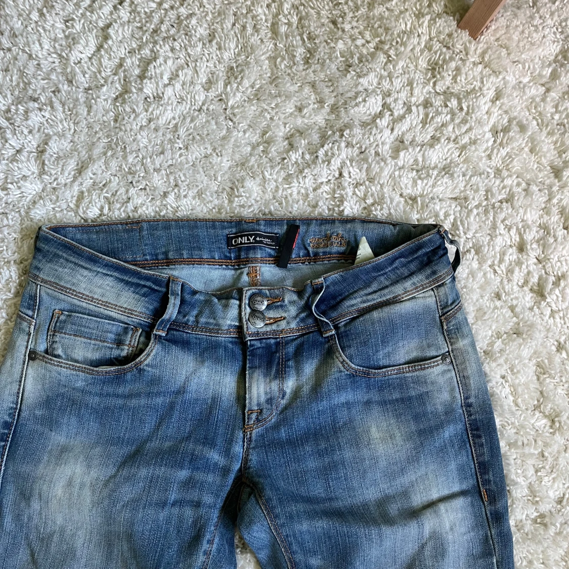 lågmidjade bootcut jeans  - 90