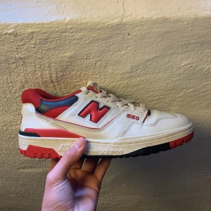 New balance 550 Röd  - Fina skor som har blivit använd få tillfällen. Storleken på skon är 41/ 1/2. För mig så var skorna för små när jag köpte dom så dom är  använda vid två tillfällen ungefär. Org pris är 1200kr. Pris är inte stensatt. Kom med förslag vid minsta intresse