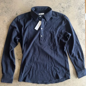 Långarmad pike från John Henric - Tja, säljer nu en mörkblå långarmad pike från märket John Henric. Storlek M. Tröjan är aldrig använd och lapp finns kvar på tröjan ( se bild 3), säljer den här då ångerrätt inte fanns på deras Pop-Up Store.  Hör gärna av er // Joel